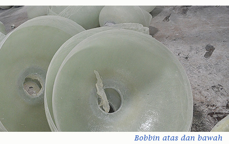 Bobbin bagian atas dan bawah sebelum disatukan
