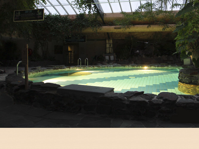 Lampu sorot kolam renang